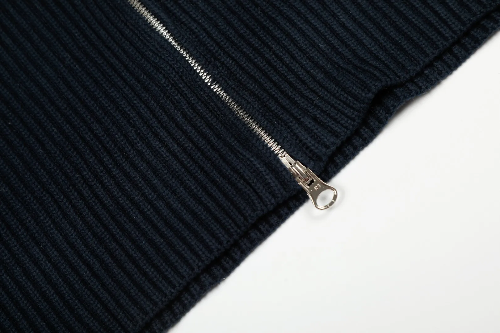 P300 top quality" Style number: DS051# (not off the shelves all year round) [Ralph Lauren large lapel solid color basic full zipper goddess style knitted cardigan] ✅Ralph Lauren Lazy large lapel double zipper classic goddess style knitted new coat ✅Main supplier platform live broadcast Wholesale entity Wholesale entity Replenish when out of stock Not off the shelf ✅ZP quality 1:1 version Scan the code to enter the GF website Counter quality ✅Details and quality are the only one in Guangzhou. Imported quality cotton yarn, focusing on high-end, cost-effective, good quality needless to say. ✅Restore the original version. The maximum size can be worn up to 160 pounds. Loose, comfortable and stress-free. ✅The upper body is simple and easy to put on. A must-have for goddess ootd. Good-looking clothes are never picky. A must-have for goddesses. Recommended for wardrobe. Size: S-XL. Color: black, white, gray, navy.